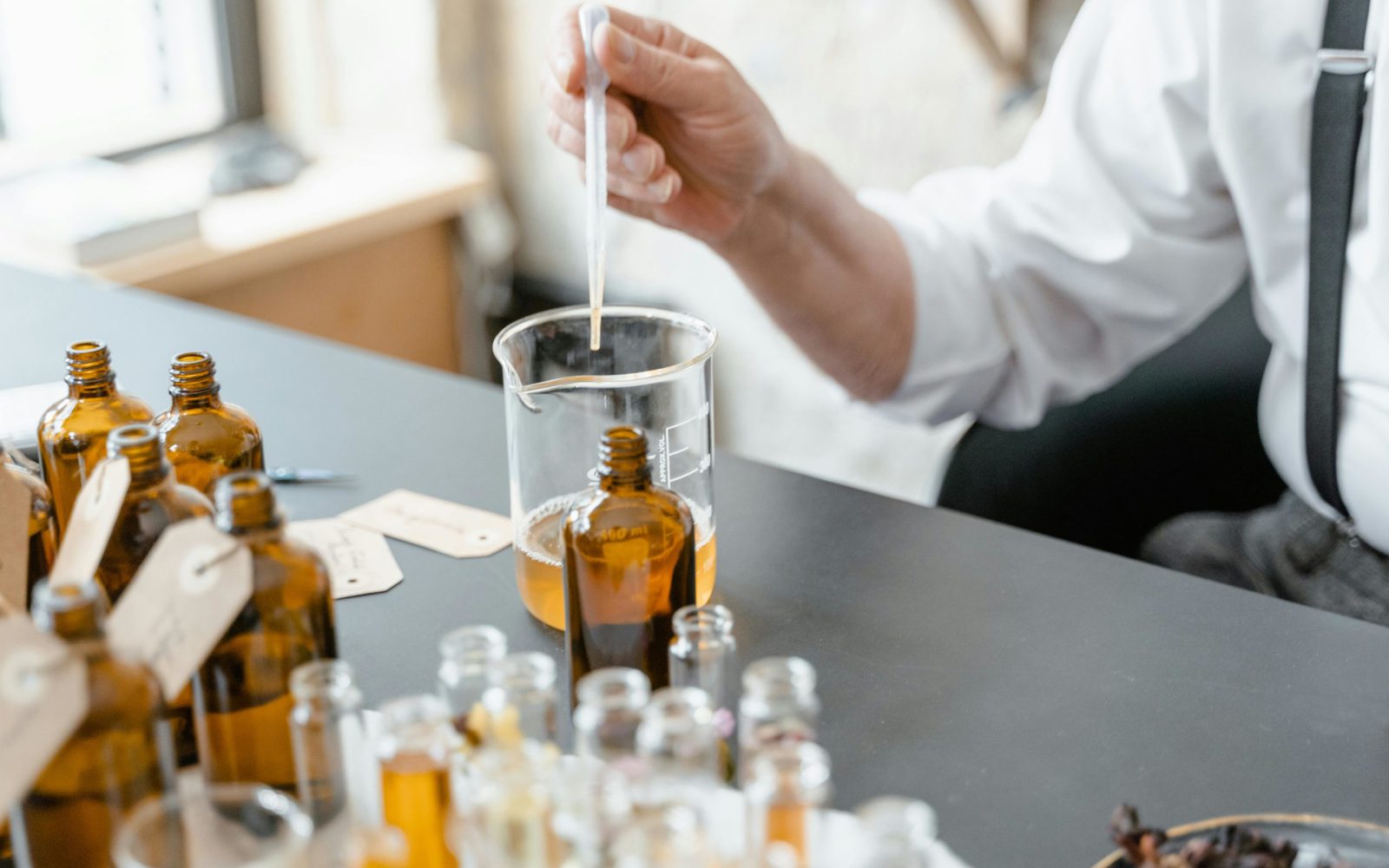 Profumiere al lavoro con pipetta e ampolle