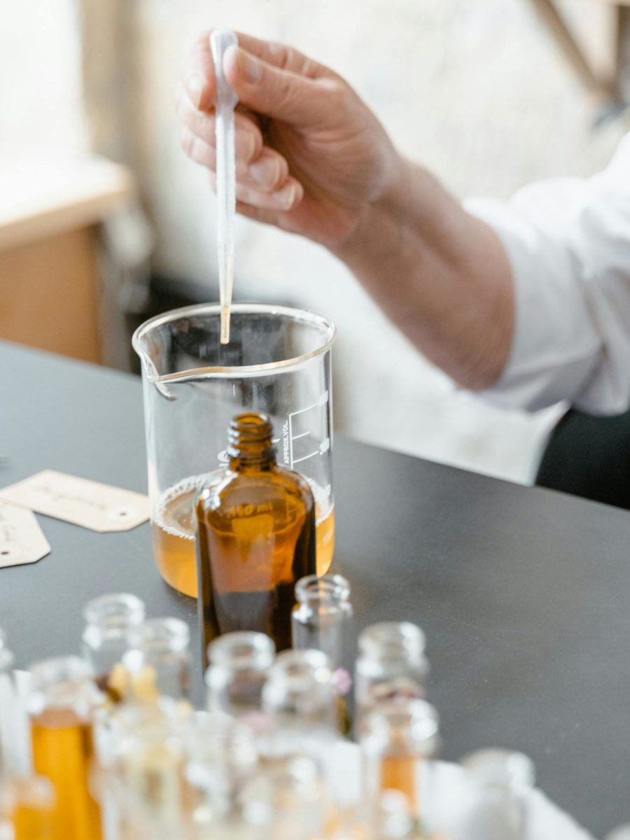 Profumiere al lavoro con pipetta e ampolle