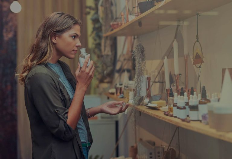 Cliente che prova una fragranza