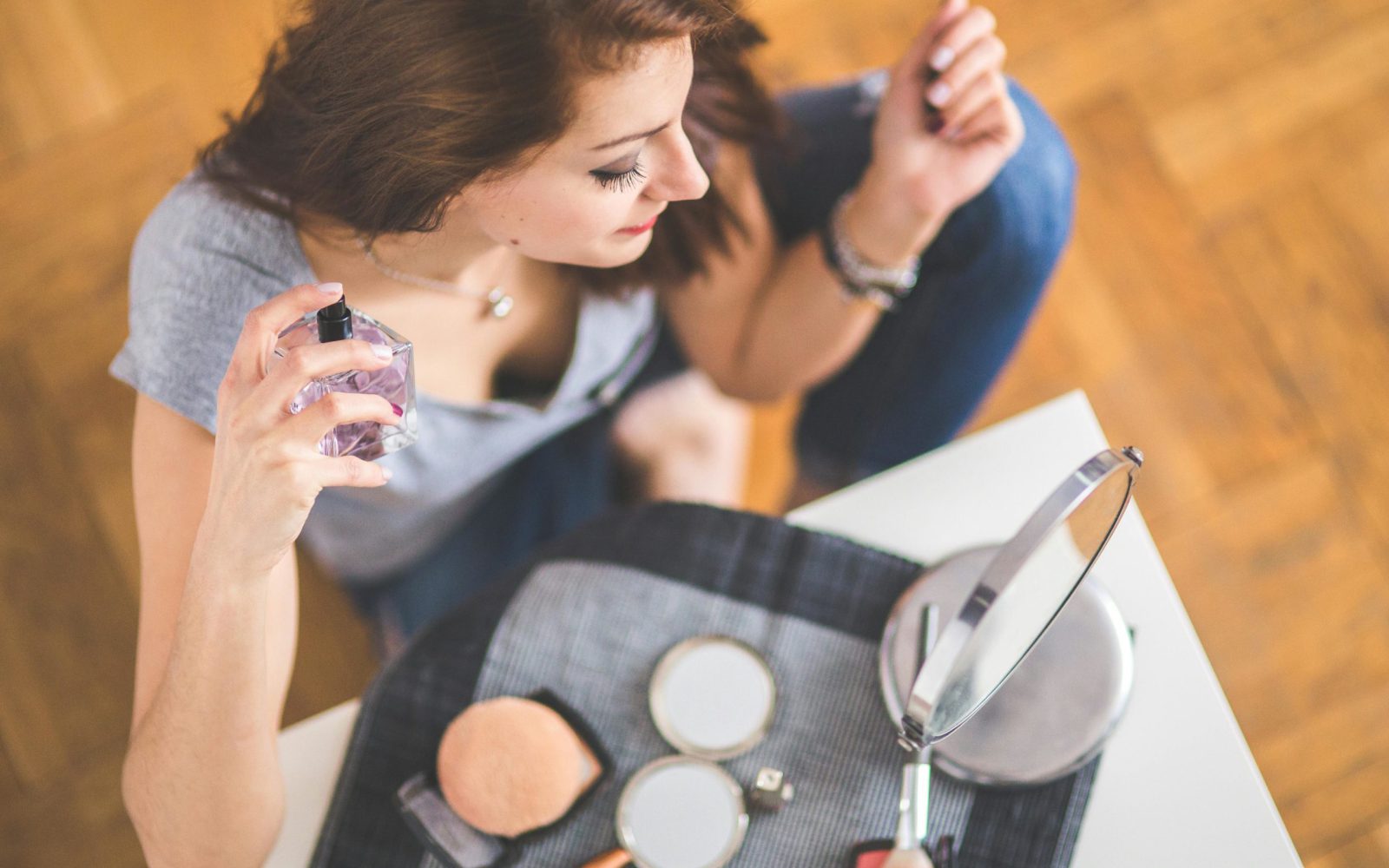 Momento di bellezza con profumo e cosmetici