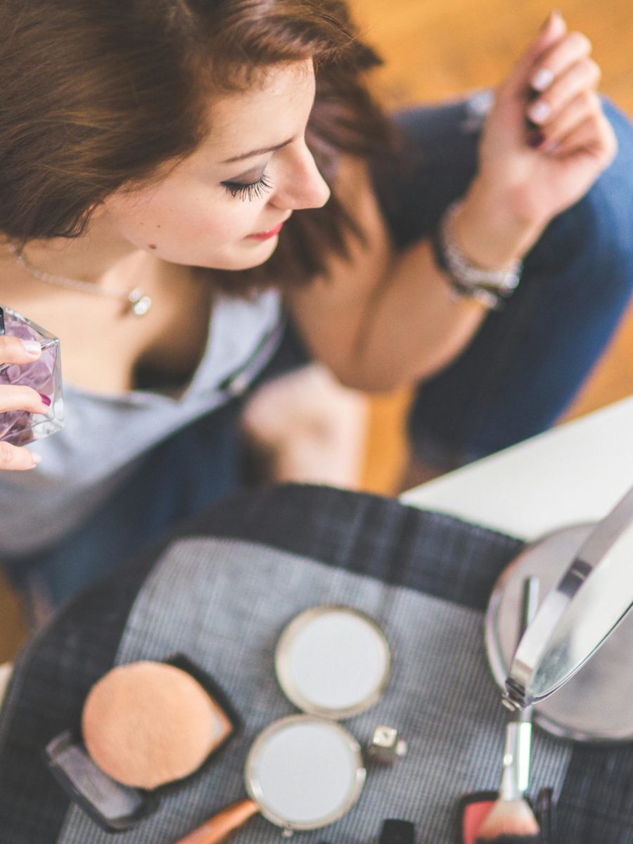 Momento di bellezza con profumo e cosmetici
