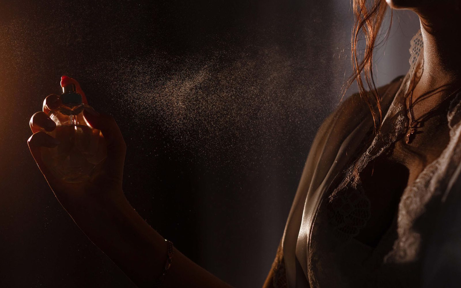 Nebulizzazione di profumo in controluce