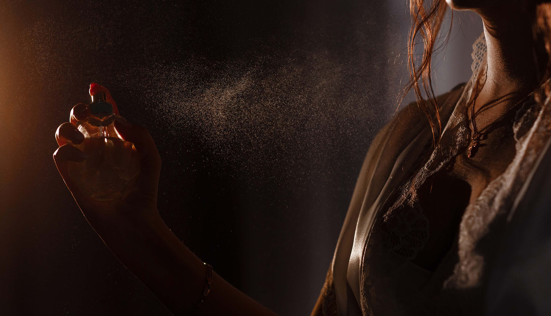 Nebulizzazione di profumo in controluce