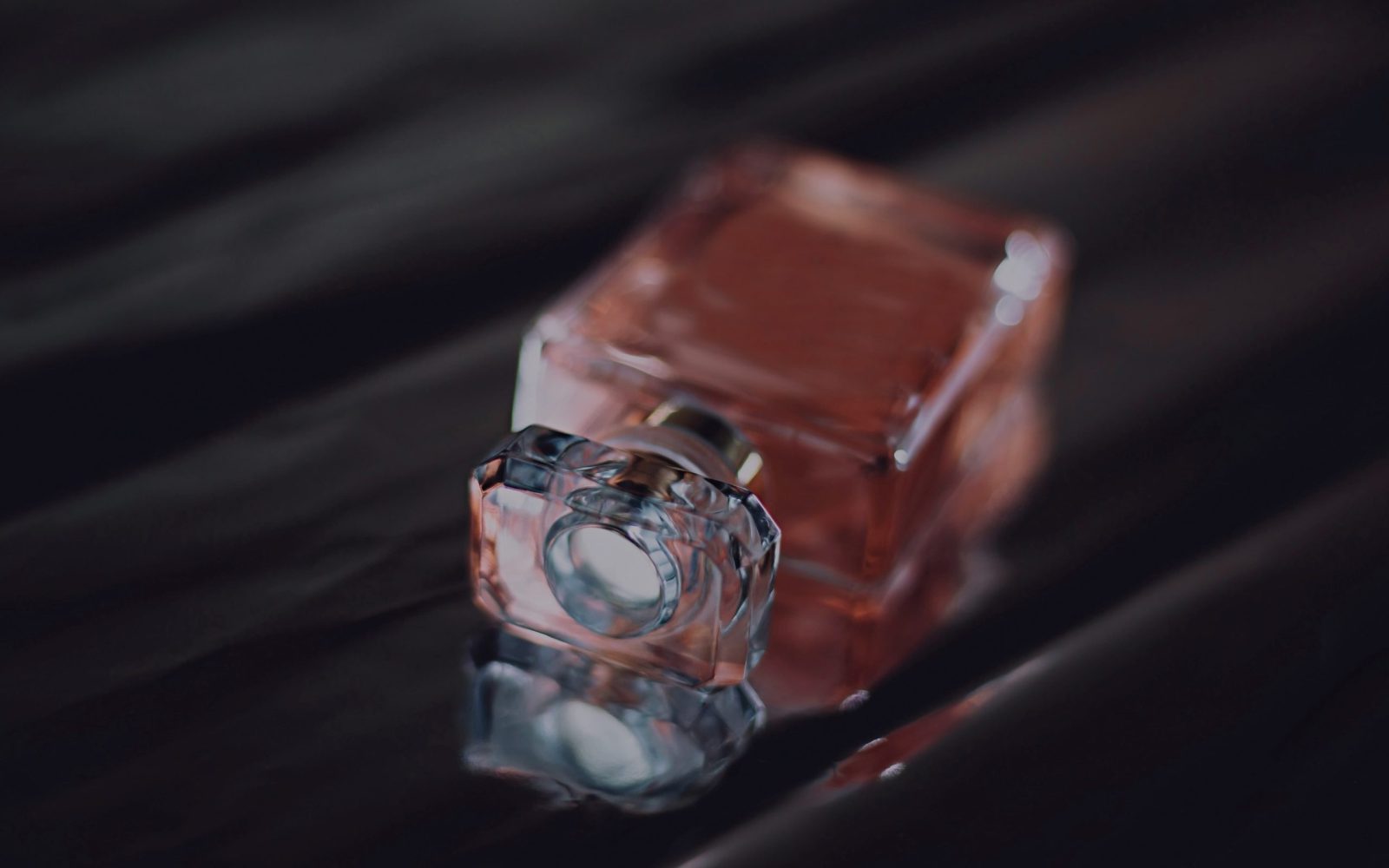 Flacone di profumo rosa