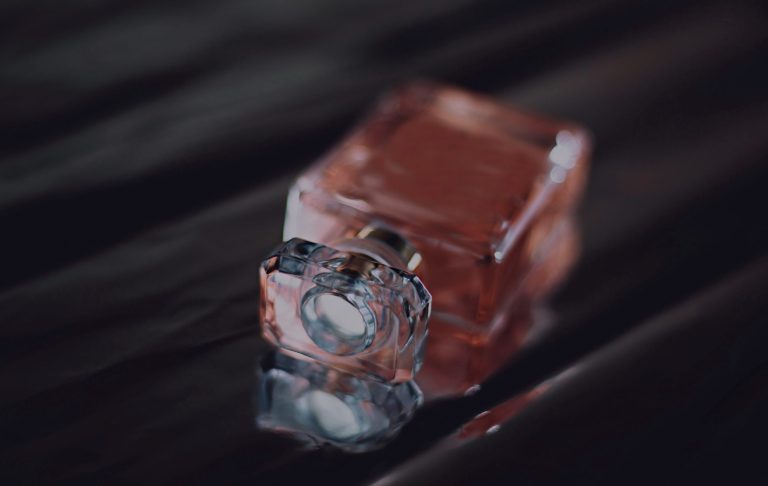Flacone di profumo rosa