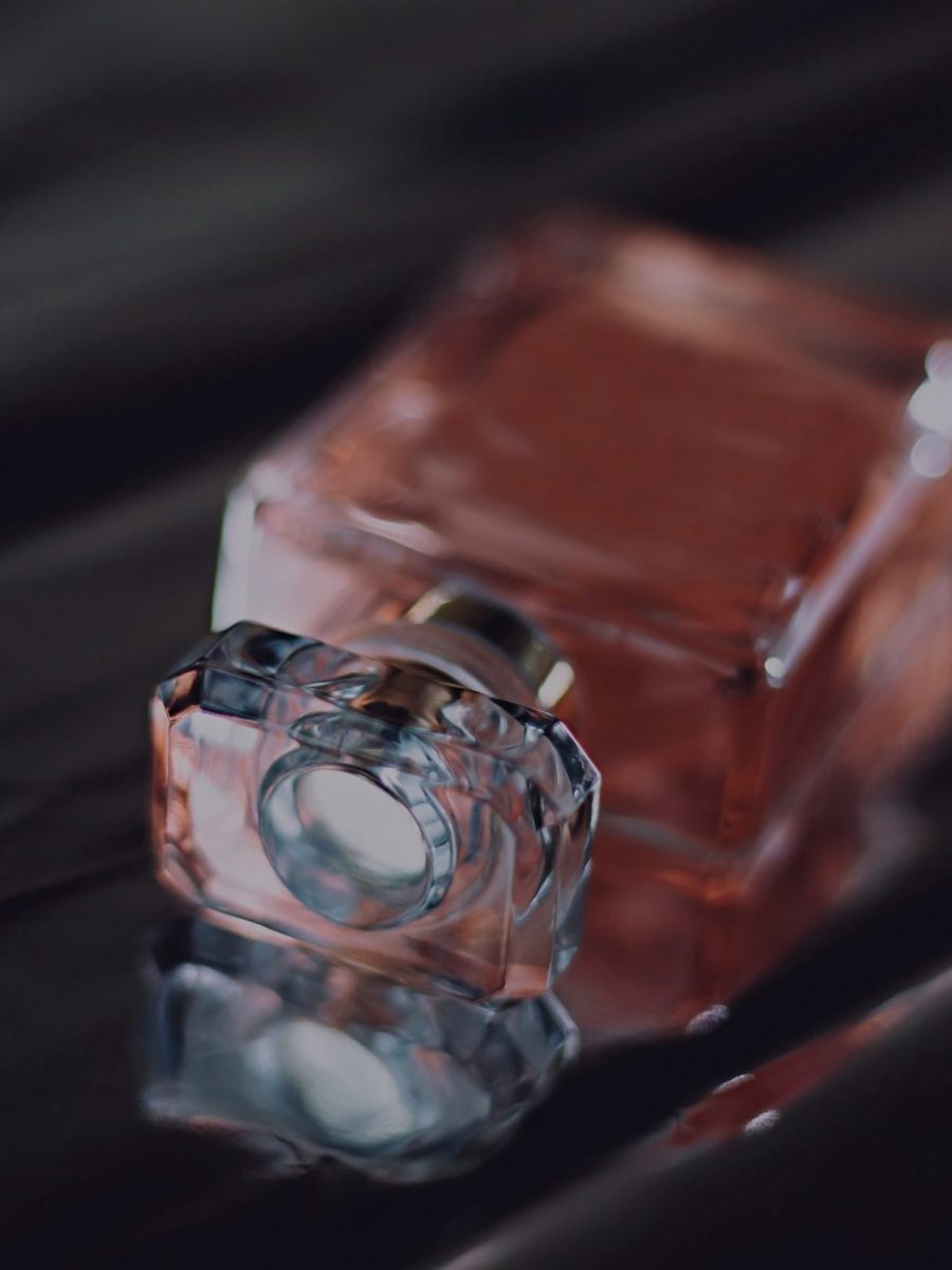 Flacone di profumo rosa